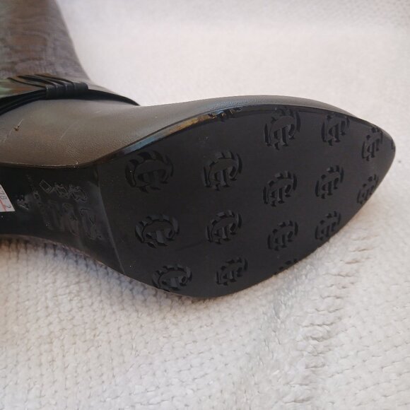 Embossed tall leather boots with 4" heel - Picture 7 of 8